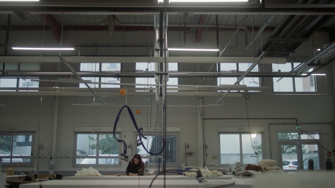 Amel, tapissière, ateliers Jouffre — © Matthieu Perret