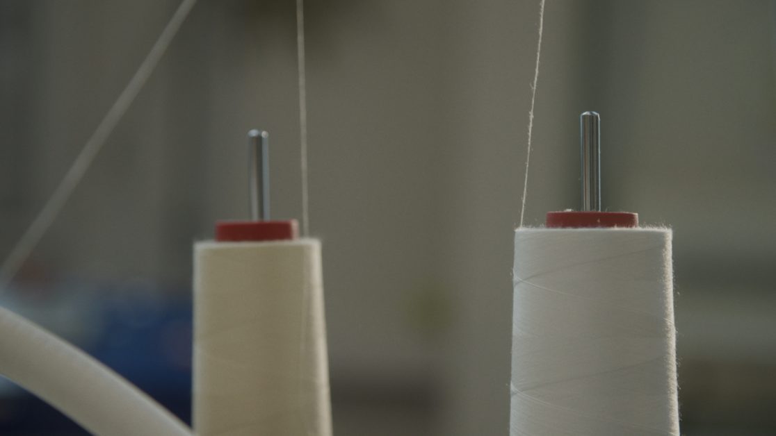 Amel, tapissière, ateliers Jouffre — © Matthieu Perret