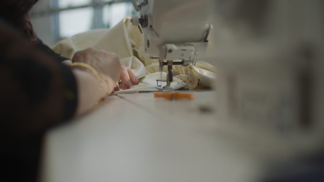 Amel, tapissière, ateliers Jouffre — © Matthieu Perret